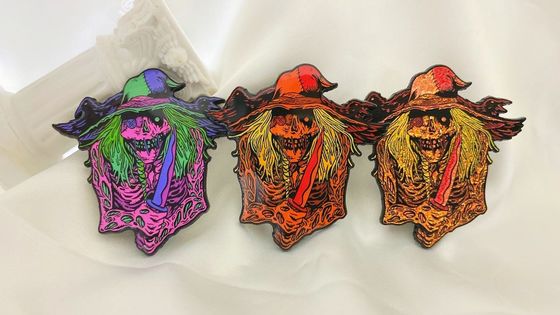 खरीदें सजावट और स्मृति चिन्ह के लिए 1.5 मिमी-2 मिमी मोटाई में नरम तामचीनी चमक खत्म के साथ कस्टम जिंक मिश्र धातु लैपल पिन online manufacture