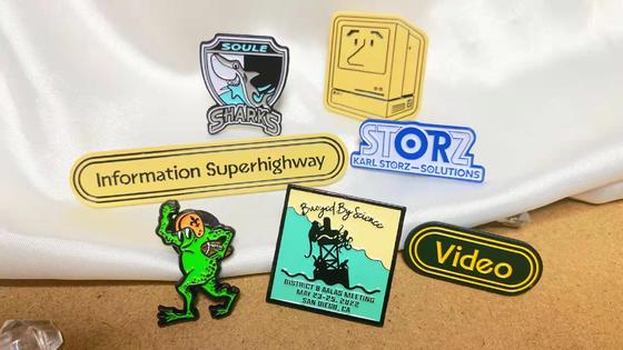 खरीदें 1.5 इंच सॉफ्ट एनेमल लैपल पिन, ब्रांडिंग और इवेंट्स के लिए कस्टम जिंक अलॉय पिन बैज online manufacture