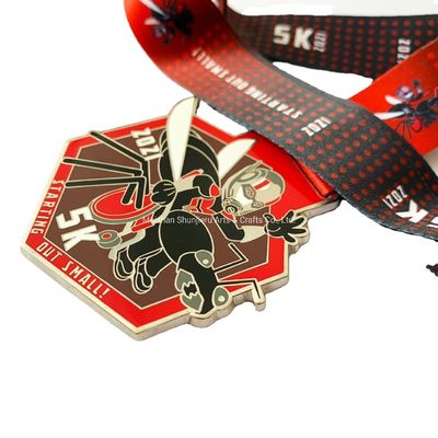 Custom Zinc Alloy Wrestling Medal with Soft Enamel and Gold Plated Finish for School Awards स्कूल पुरस्कारों के लिए कस्टम जिंक मिश्र धातु कुश्ती पदक