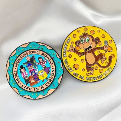 यूवी प्रिंटिंग कस्टम लोगो प्यारा तामचीनी पिन सोने से ढकी हुई हार्ड मेटल लैपल पिन