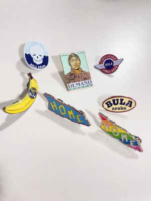 अच्छी कीमत व्यापार उपहार के लिए 1.5 मिमी मोटाई और बटरफ्लाई क्लच के साथ कस्टम सॉफ्ट इनेमल लैपल पिन ऑनलाइन