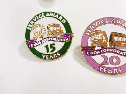 अच्छी कीमत व्यापार उपहारों के लिए 1.5 मिमी मोटाई और बटरफ्लाई क्लच के साथ कस्टम हार्ड इनेमल लैपल पिन ऑनलाइन