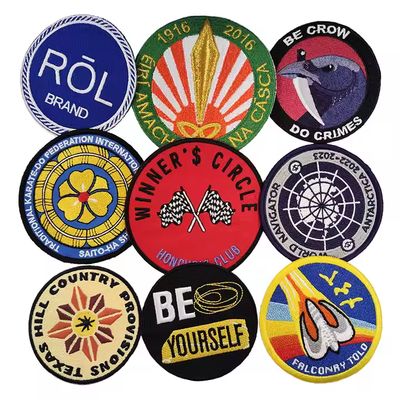 कपड़ों और उपहारों के लिए मर्ज या लेजर कट सीमाओं के साथ अनुकूलन योग्य लंबे समय तक चलने वाले कढ़ाई पैच