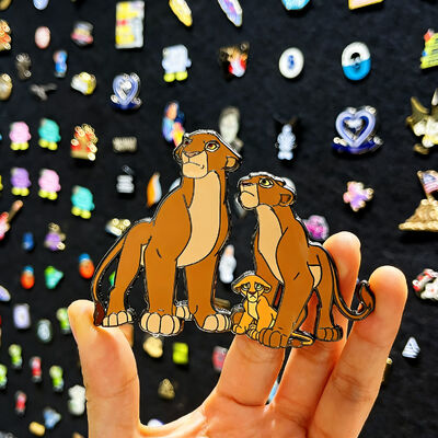 अच्छी कीमत कस्टम तामचीनी पिन ग्लिटर और यूवी प्रिंट के साथ नरम/कठिन फिनिश ऑनलाइन