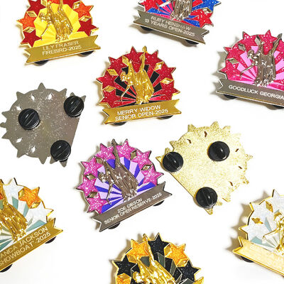 अच्छी कीमत ग्लिटर, यूवी प्रिंट और प्यारे एनीमे कार्टून लोगो के साथ कस्टम हार्ड या सॉफ्ट एनएमएल लैपल पिन। ऑनलाइन