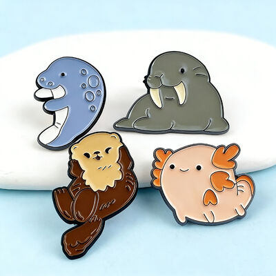 अच्छी कीमत टोपी और कपड़ों के लिए चीन से थोक बिक्री के लिए नरम/कठिन तामचीनी के साथ कस्टम सोने की धातु के लैपल पिन। ऑनलाइन