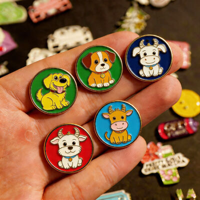 कपड़े, टोपी, बैग और थोक के लिए अपने लोगो के साथ कस्टम धातु नरम/कठिन तामचीनी लेपल पिन।