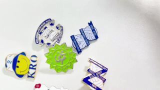 कस्टम इनेमल आपके ब्रांड को पिन करता है