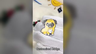 फ़ैक्टरी कस्टम हार्ड इनेमल पिन | पर्ल पाउडर के साथ गोल्ड लैपल बैज | प्यारा धातु स्मारिका पिन कौन
