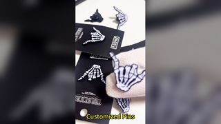 अपने स्वयं के चमकदार तामचीनी पिन को नरम या कठोर फिनिश, यूवी प्रिंट, और प्यारा कार्टून डिजाइन के साथ बनाएं।